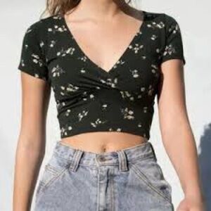 Brandy Melville Amara Green Floral Wrap Crop Тор